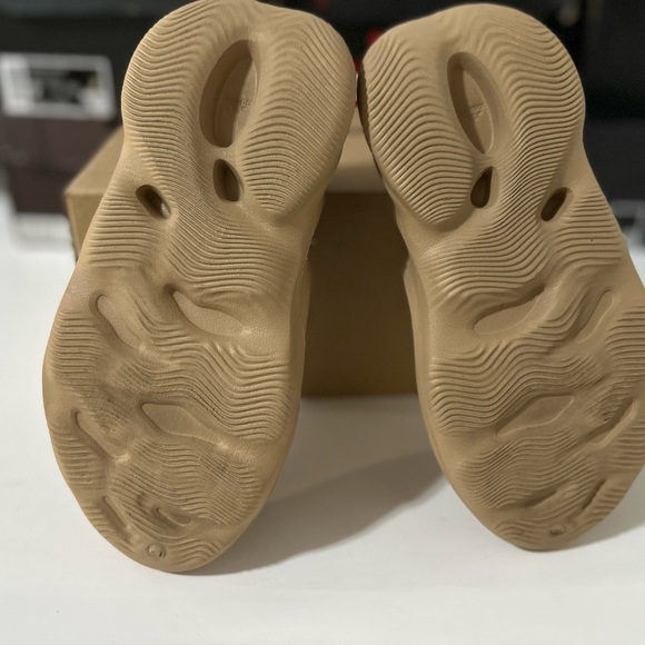Yeezy Foam RNNR Stone Sage. Size : 5 Men / 6.5 Women - Picture 8 of 11